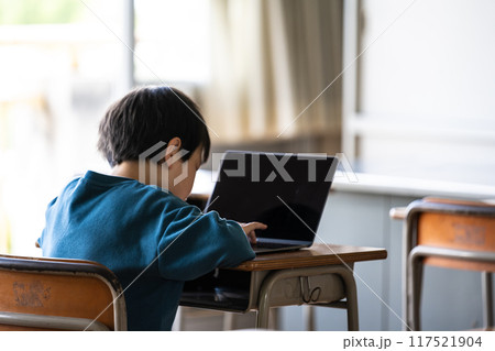 パソコン学習をする子供 パソコン学習をする子供 117521904