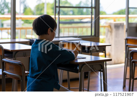 小学生と教室 117521907