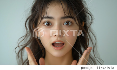 驚いた表情の女性 117521918
