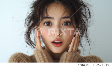 驚いた表情の女性 117521919
