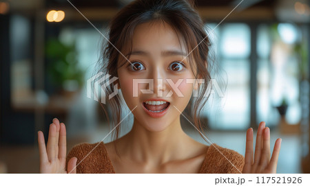 驚いた表情の女性 117521926