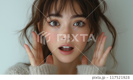 驚いた表情の女性 117521928