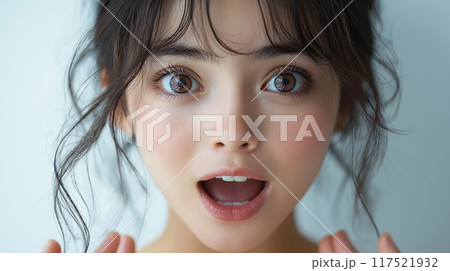 驚いた表情の女性 117521932