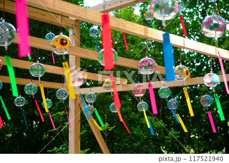 風に揺れるたくさんの風鈴 117521940