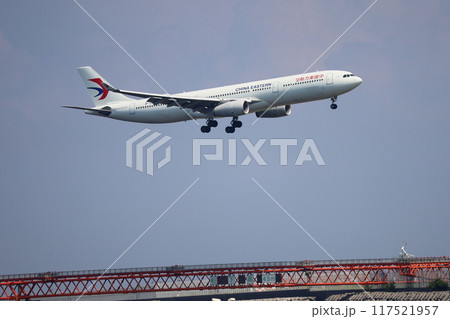 (東京・羽田空港) 着陸体制に入る中国東方航空機 (東京・羽田空港) 着陸体制に入る中国東方航空機 117521957
