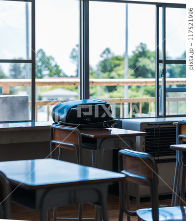 ランドセルが置かれた教室の机 ランドセルが置かれた教室の机 117521996
