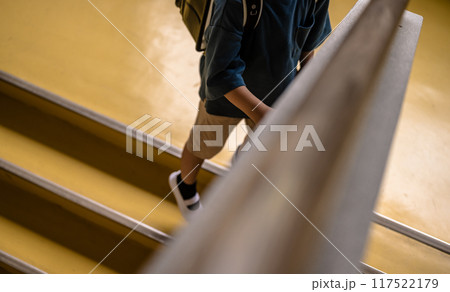 階段と小学生 117522179