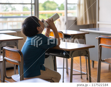 水分補給をする子供 水分補給をする子供 117522184