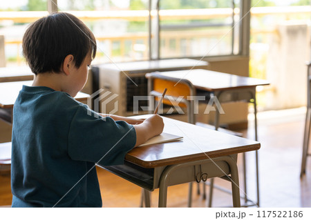 自習をする子供 117522186