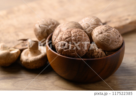 Fresh shiitake mushroom in bowl on wooden background 117522385