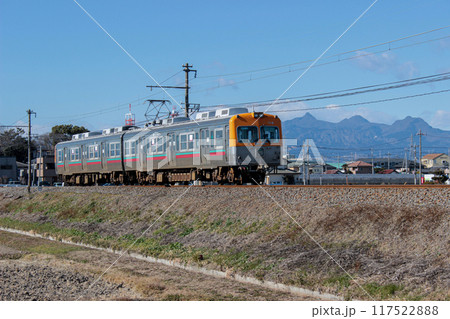 冬ばれの群馬県、走る上毛電気鉄道のローカル線 117522888