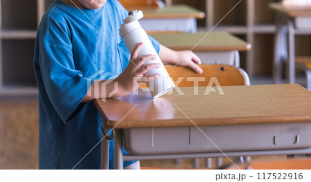 水分補給をする子供 117522916