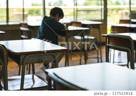 小学生と教室 117522918