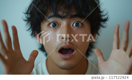 驚いた表情の男性 117522924