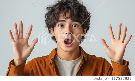 驚いた表情の男性 117522925