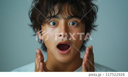 驚いた表情の男性 117522926