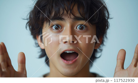 驚いた表情の男性 117522930