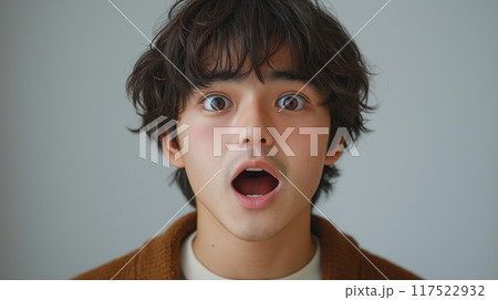 驚いた表情の男性 驚いた表情の男性 117522932