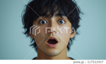 驚いた表情の男性 117522937