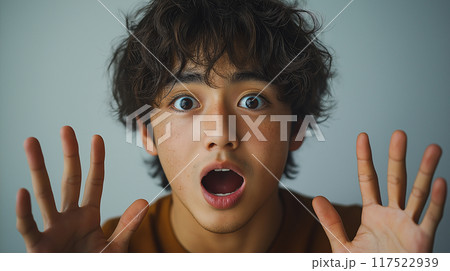驚いた表情の男性 117522939