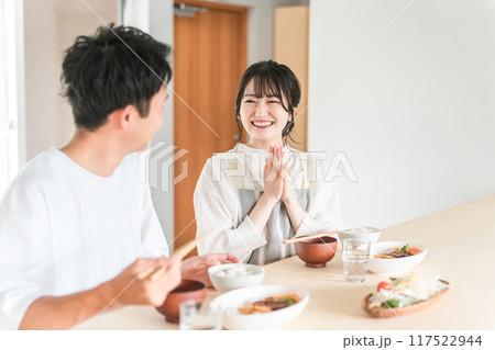 家で食事をして妻を褒める夫婦・カップル(美味しい・自炊) 家で食事をして妻を褒める夫婦・カップル(美味しい・自炊) 117522944