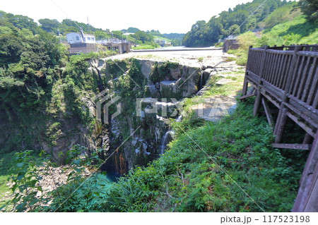 滝上部の展望台からの「雄川の滝」(鹿児島県肝属郡南大隅町) 滝上部の展望台からの「雄川の滝」(鹿児島県肝属郡南大隅町) 117523198
