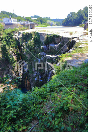 滝上部の展望台からの「雄川の滝」（鹿児島県肝属郡南大隅町） 117523199