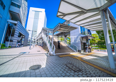 日本の横浜都市景観 桜木町駅 新南口前から横浜市役所や桜木町駅入口などを望む=令和6年8月17日 日本の横浜都市景観 桜木町駅 新南口前から横浜市役所や桜木町駅入口などを望む=令和6年8月17日 117523419