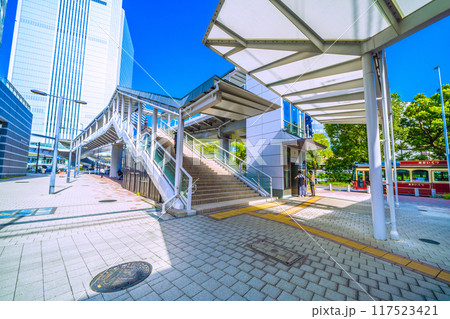 日本の横浜都市景観 桜木町駅　新南口前から横浜市役所や桜木町駅入口などを望む＝令和6年8月17日 117523421