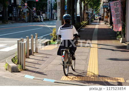 ヘルメットをかぶり自転車通学する女子高生 ヘルメットをかぶり自転車通学する女子高生 117523854