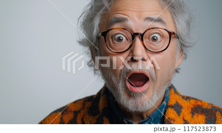 驚いた表情の高齢男性 117523873