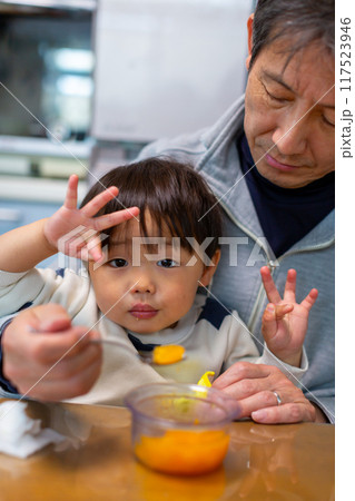 デザートを食べる幼児と祖父 117523946