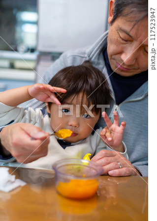 デザートを食べる幼児と祖父 デザートを食べる幼児と祖父 117523947