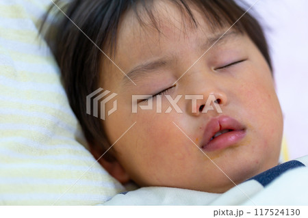 2歳幼児の寝顔アップ 117524130