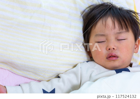 2歳幼児の寝顔アップ 2歳幼児の寝顔アップ 117524132