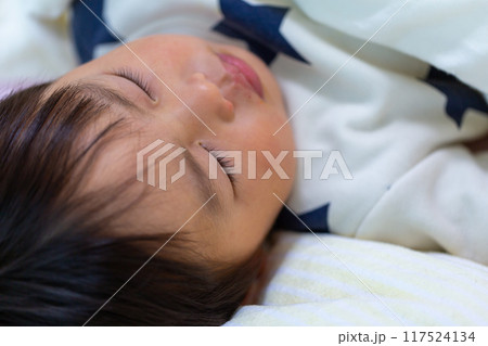 2歳幼児の寝顔アップ 2歳幼児の寝顔アップ 117524134