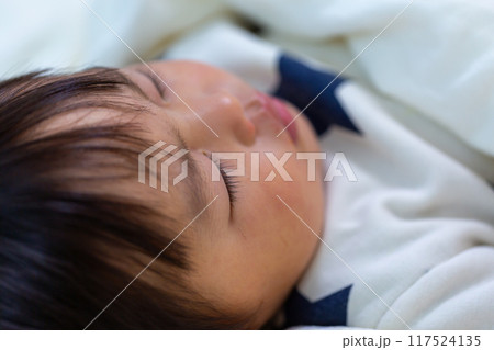 2歳幼児の寝顔アップ 117524135