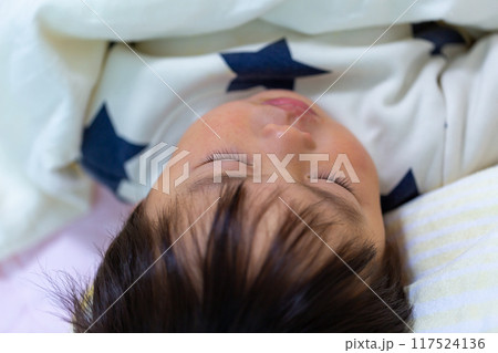 2歳幼児の寝顔アップ 117524136