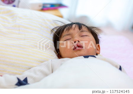 2歳幼児の寝顔アップ 2歳幼児の寝顔アップ 117524145