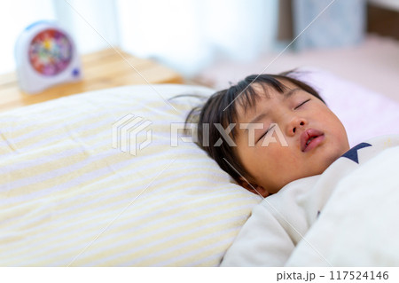 2歳幼児の寝顔アップ 117524146