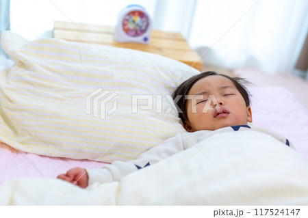 2歳幼児の寝顔アップ 2歳幼児の寝顔アップ 117524147
