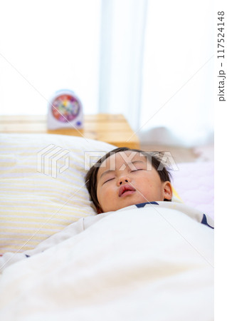 2歳幼児の寝顔アップ 2歳幼児の寝顔アップ 117524148