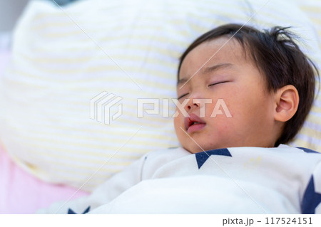 2歳幼児の寝顔アップ 117524151