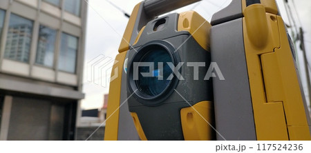 測量中のトータルステーション 測量中のトータルステーション 117524236