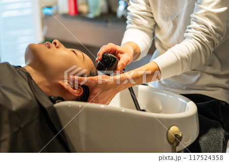 beauty parlor 117524358