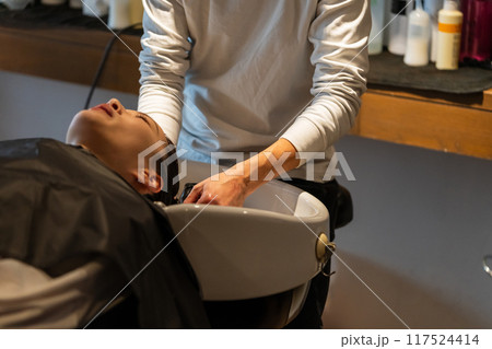 beauty parlor 117524414