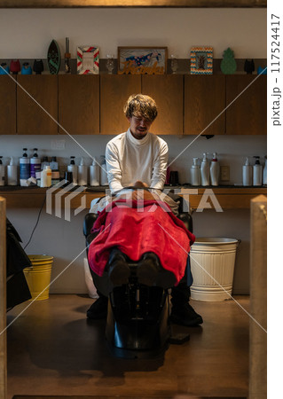 beauty parlor 117524417