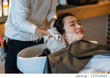 beauty parlor 117524425