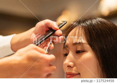 beauty parlor 117524450