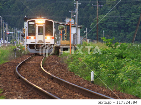 ローカル線の雰囲気が溢れるJR名松線の伊勢大井駅ホームに列車が入線 117524594